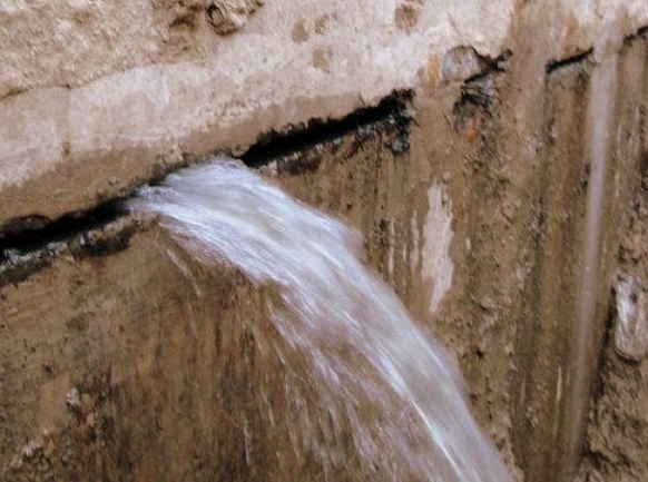 Герметизация швов при фонтанирующей течи